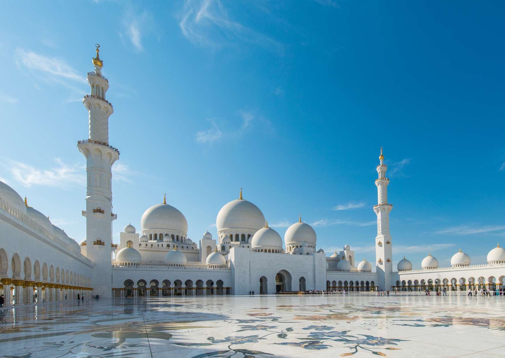 Dubai e Abu Dhabi: Mani, Profumi e Orizzonti