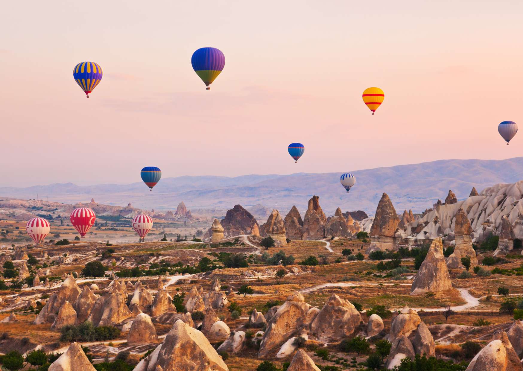Mongolfiere al tramonto in Cappadocia in Turchia