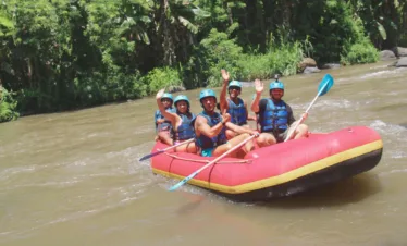 Gruppo di persone che fa rafting a Bali