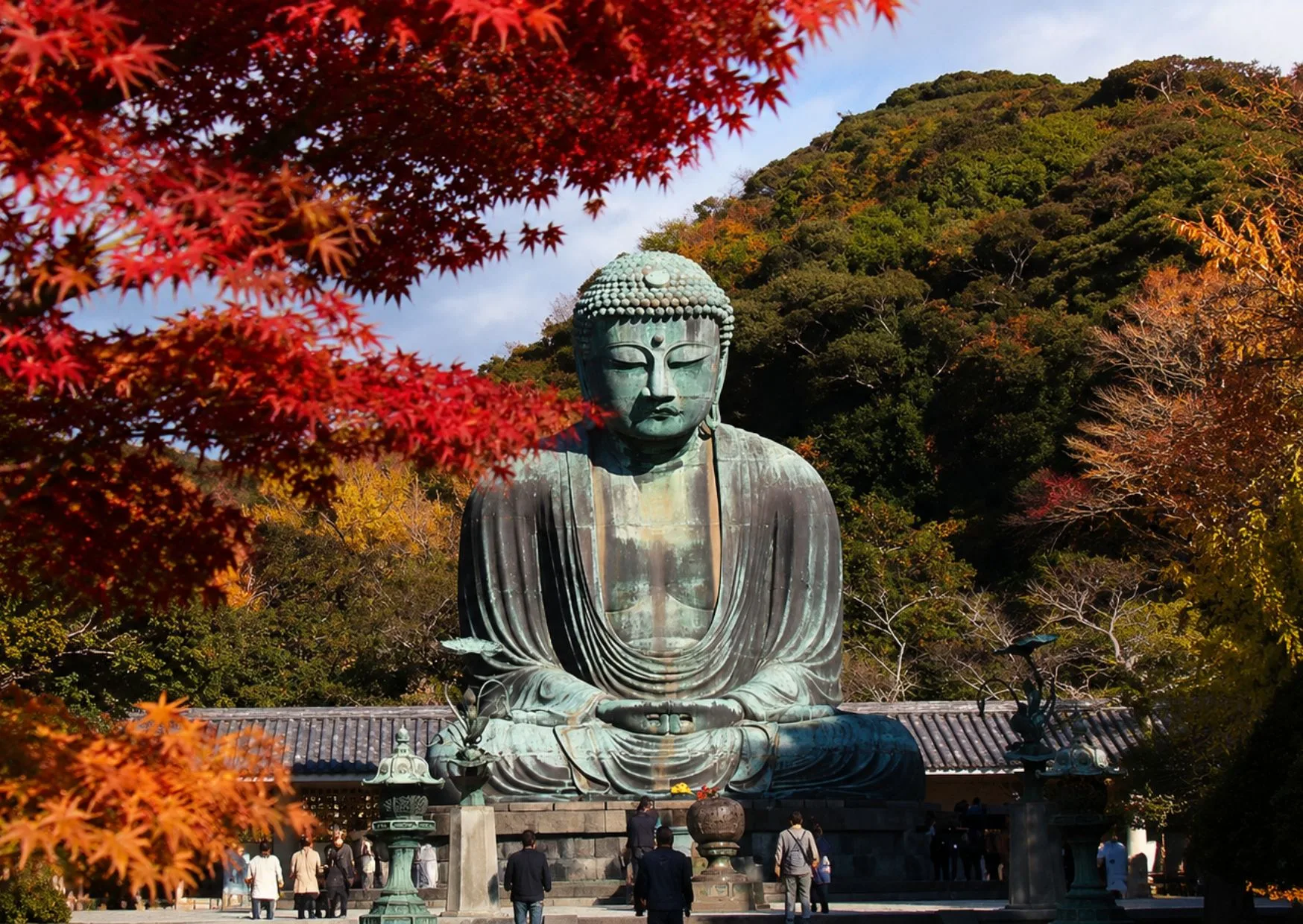 statua del buddha gigante in giappone in autunno
